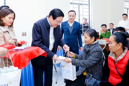 Đồng chí Phan Đình Trạc thăm và tặng quà Tết tại Nghệ An