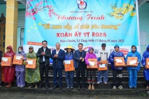 Mang quà Tết đến người dân khó khăn miền trung