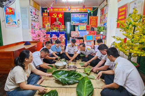 Tết sớm nhà giàn