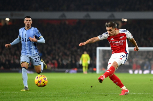 Tin thể thao (16-1): Thắng ngược Tottenham, Arsenal tiếp tục cuộc đua vô địch