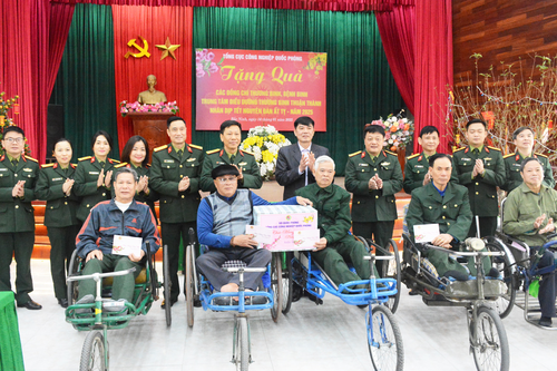 Tổng cục Công nghiệp Quốc phòng thăm, tặng quà Trung tâm Điều dưỡng Thương binh Thuận Thành