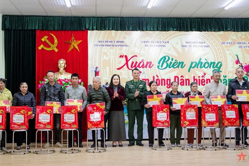 Trao 150 suất quà trong chương trình 'Xuân Biên phòng ấm lòng dân biển'