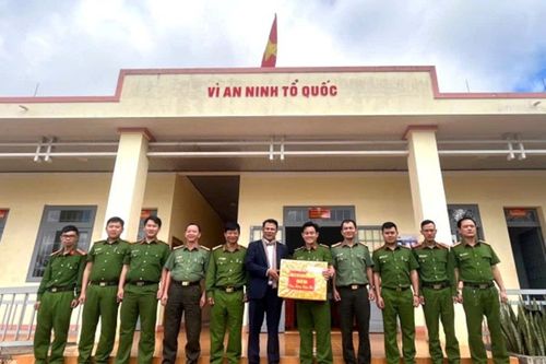 Đại tá Nay Gia Phú, Phó Giám đốc Công an tỉnh Đắk Nông chúc Tết Công an cấp xã trên địa bàn huyện Đắk Song và Đắk Glong