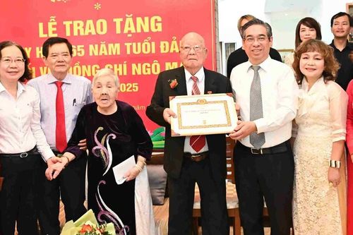 Đồng chí Nguyễn Phước Lộc trao Huy hiệu 65 năm tuổi Đảng đến đồng chí Ngô Mai