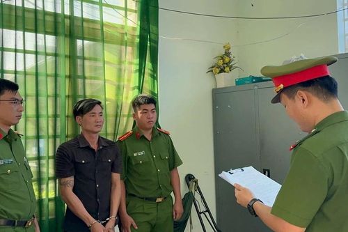 Bắt tài xế ôtô ở Bình Dương lạng lách chặn xe taxi để gây sự