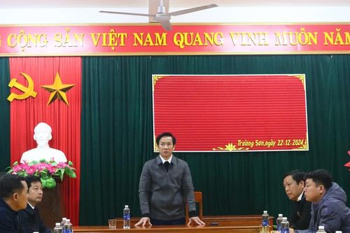 Ngành giáo dục Quảng Bình mang tết sớm đến với giáo viên vùng khó