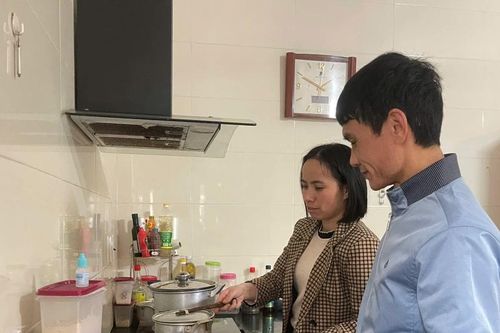Nỗi niềm cô giáo giàu thành tích chỉ mong 'dạy gần để chăm sóc chồng bệnh tật'
