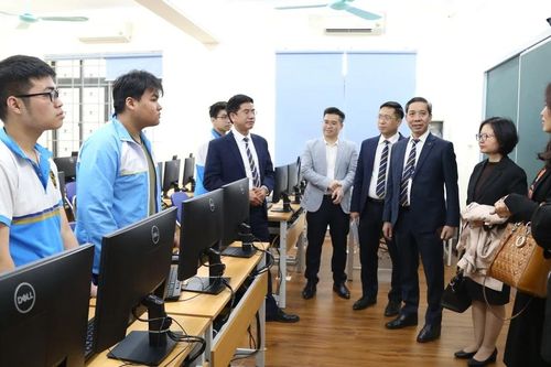 Trường ĐH Giao thông vận tải nhận tài trợ thiết bị điện tử và phần mềm thiết kế vi mạch