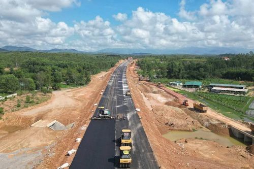 Nhộn nhịp trên công trường dự án cao tốc Bắc - Nam qua tỉnh Quảng Bình