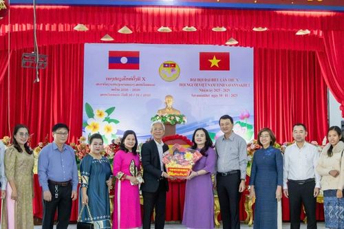 Lãnh đạo Sở GD&ĐT Quảng Trị làm việc với Hội người Việt Nam tại Savannakhet