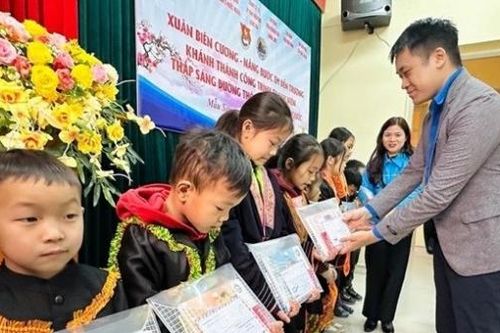 Thanh niên Ngoại giao mang 'Xuân biên cương - nâng bước em đến trường' đến với đồng bào biên giới phía Bắc