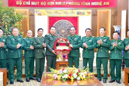 Lực lượng vũ trang tỉnh Xiangkhouang (Lào) tặng quà, chúc Tết Ất Tỵ 2025 Bộ đội Biên phòng Nghệ An