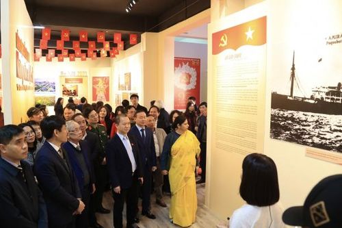 Trưng bày chuyên đề 'Đảng Cộng sản Việt Nam - Những mốc son lịch sử'