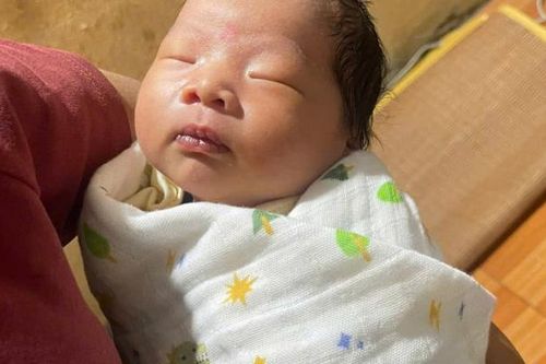 TP HCM: Bé gái sơ sinh bị bỏ rơi trong giỏ nhựa trước nhà