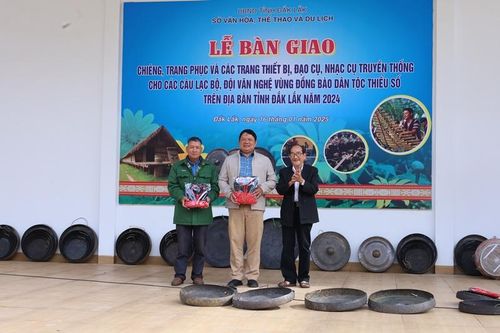 Trao chiêng, tặng áo: Đắk Lắk hỗ trợ thiết thực cho văn hóa dân gian