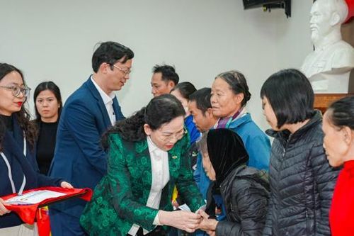 Hà Nam: Thăm, tặng quà các gia đình chính sách nhân dịp Tết Nguyên đán Ất Tỵ 2025