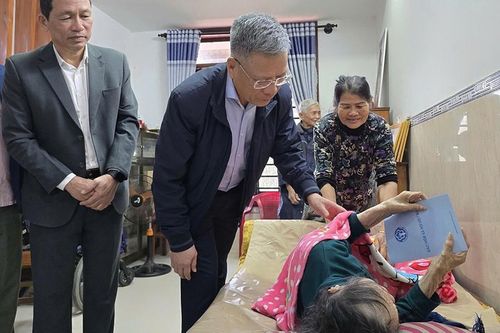 Phó Tổng Giám đốc BHXH Việt Nam thăm, tặng quà cho Bà mẹ Việt Nam Anh hùng, gia đình thương và bệnh nhân nghèo tỉnh Quảng Nam