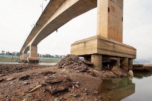 Phát hiện 10 vật thể nghi đạn pháo dưới chân cầu Hòa Bình