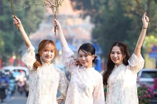Thiếu nữ Sài thành diện áo dài Tết xuống phố