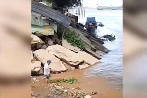 Phát hiện thi thể cô gái dưới sông