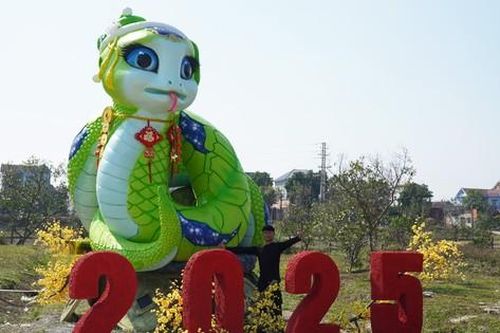 Chàng trai 9x ở Bắc Giang làm linh vật rắn nặng hơn 7 tấn