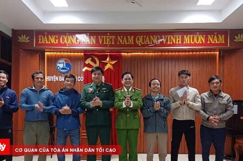 Cứu người phụ nữ bị sóng cuốn khi đi hái rong mứt