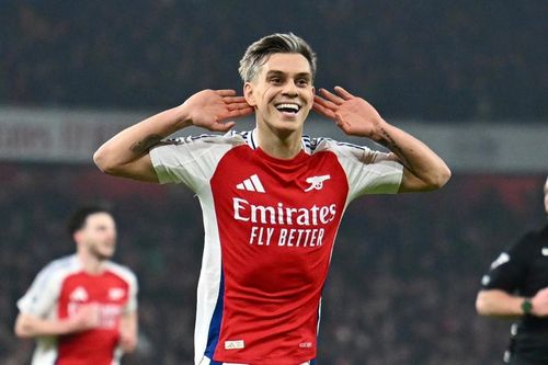Đánh bại Tottenham, Arsenal vươn lên vị trí thứ hai