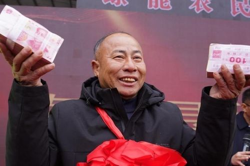 Ông chủ thưởng 'núi' tiền Tết cho nhân viên