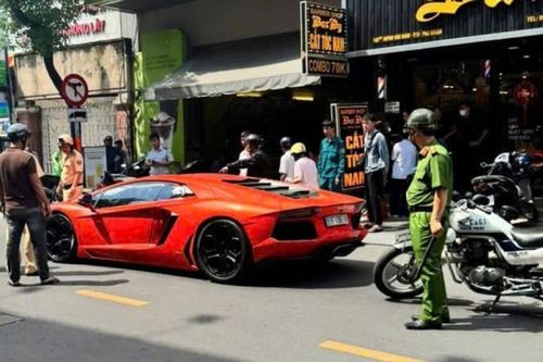 Cụ ông 70 tuổi lái siêu xe Lamborghini dừng bất thường giữa đường ở TPHCM
