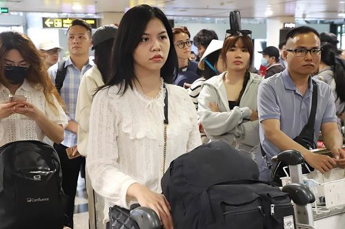 Chưa vào cao điểm Tết Ất Tỵ, sân bay Tân Sơn Nhất đã đông kín người