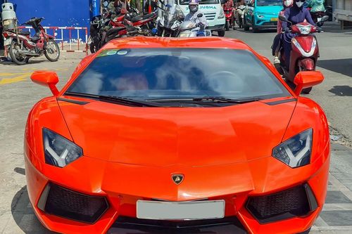 Cận cảnh siêu xe Lamborghini Aventador dừng giữa đường, tài xế nhập viện cấp cứu