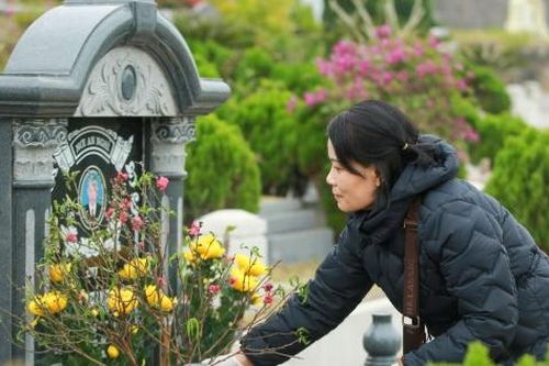 Người Hà Nội tảo mộ sớm, mời gia tiên về đón Tết
