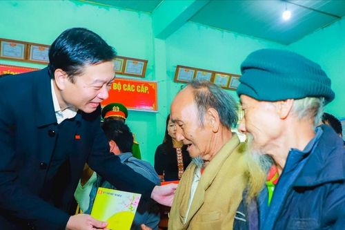 Chủ tịch UBND tỉnh Nghệ An Lê Hồng Vinh thăm, chúc Tết tại xã biên giới Tam Hợp