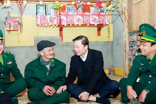 Chủ tịch UBND tỉnh Nghệ An Lê Hồng Vinh thăm, chúc Tết tại xã biên giới Môn Sơn
