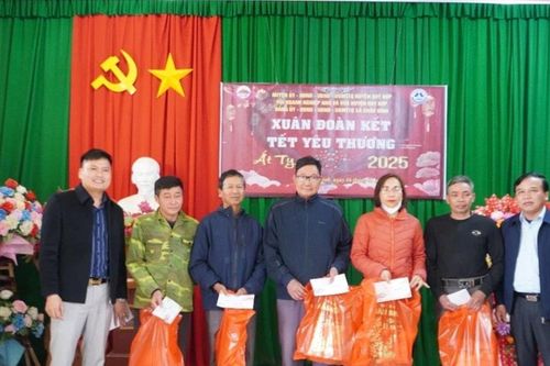 Phó Chủ tịch HĐND Nghệ An tỉnh Nguyễn Như Khôi trao quà Tết cho người nghèo huyện Quỳ Hợp