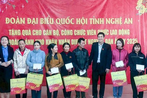 Đại biểu Quốc hội tặng quà Tết cho người nghèo tại các huyện miền Tây Nghệ An