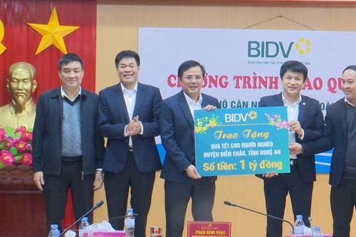 Trưởng ban Nội chính Trung ương Phan Đình Trạc thăm, tặng quà Tết tại huyện Diễn Châu