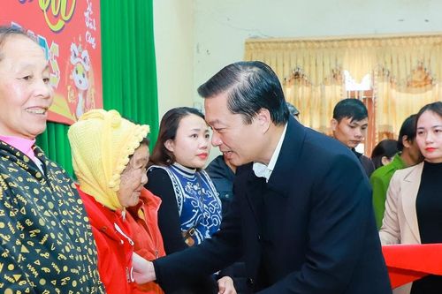 Chủ tịch UBND tỉnh Nghệ An Lê Hồng Vinh thăm, chúc Tết tại huyện Anh Sơn