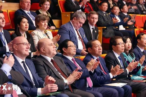 Thủ tướng Việt Nam và Thủ tướng Nga dự chương trình nghệ thuật
