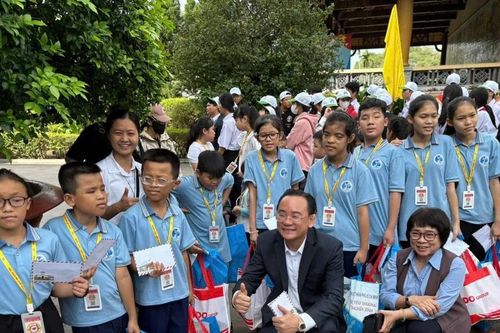 Các doanh nghiệp du lịch 'Trao Xuân yêu thương' cho 3.000 trẻ mồ côi, khuyết tật