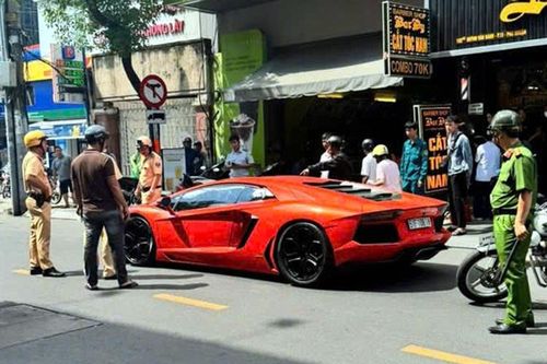 Đang lưu thông trên đường, tài xế siêu xe Lamborghini bất ngờ bị ngất