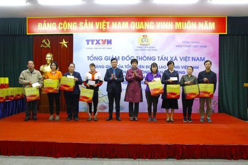Tổng Giám đốc TTXVN trao quà cho đoàn viên, người lao động có hoàn cảnh khó khăn