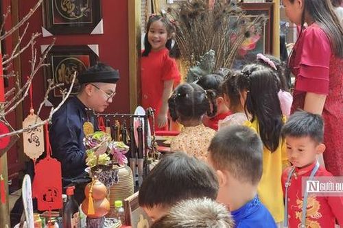 Sắc xuân ngập tràn phố Ông đồ ở Tp.HCM