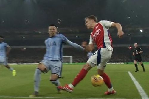 Người hâm mộ phẫn nộ vì bàn gỡ hòa gây tranh cãi của Arsenal