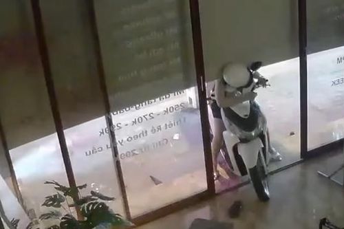 Đang lùi xe, cô gái bị cửa cuốn đè trúng và cái kết thót tim