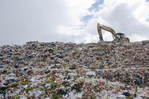 Dọn nhà, cặp đôi vứt nhầm gần 800 triệu đồng tiền mặt vào thùng rác