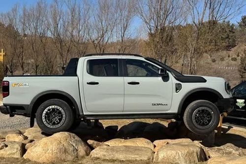 Ford Ranger phiên bản đặc biệt: Công suất 258 mã lực, giảm xóc nitơ FOX, giá gần 940 triệu đồng