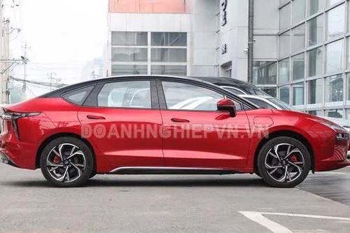 Xe sedan cùng phân khúc với Kia K3, công suất 231 mã lực, giá 425 triệu đồng