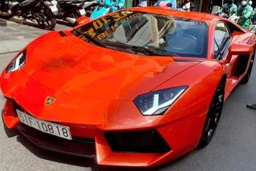 Chiếc Lamborghini bất ngờ dừng giữa phố TP HCM, người dân phát hiện tài xế 'bất ổn'