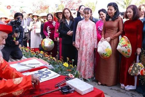Phu nhân Tổng Bí thư Tô Lâm cùng các nữ Đại sứ gói bánh chưng, trải nghiệm Tết Việt